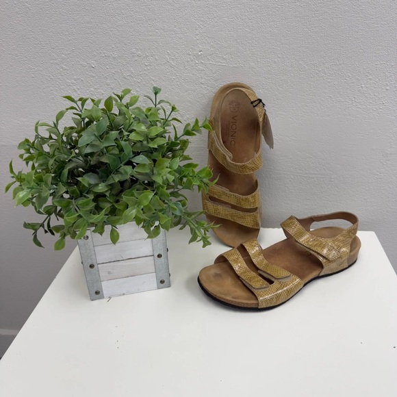 Vionic Valencia Crocodile Embossed Sandals - Size 11 - Picture 2 of 4